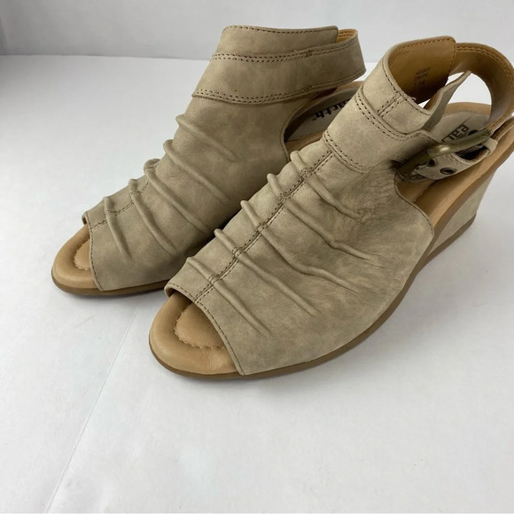 Earth Womens 7.5 Adina Taupe Beige Leather Wedge Peep Toe Sandal Adjustable - Picture 4 of 7